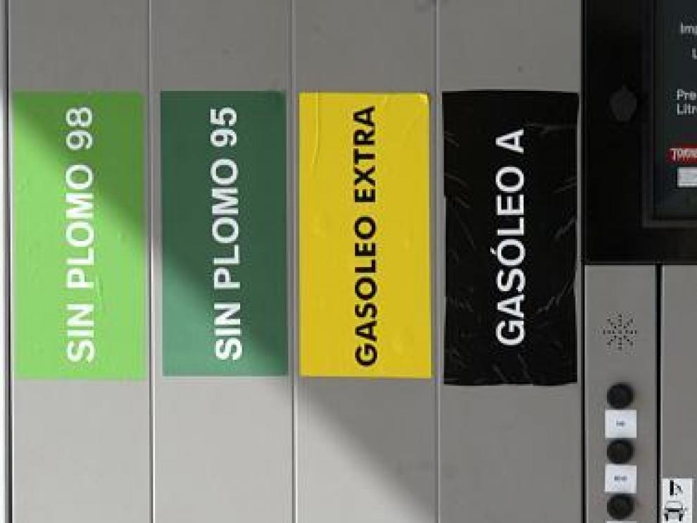 Compra colectiva de carburantes para ahorrar dinero, imagen de archivo.