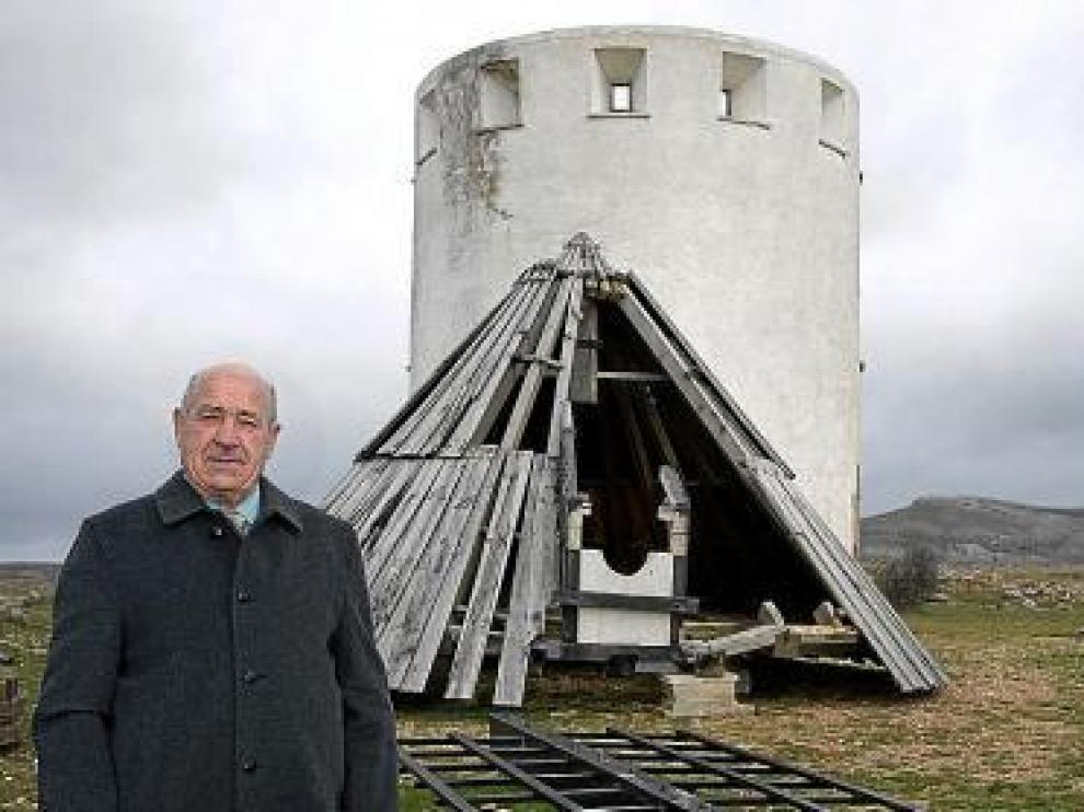 El alcalde de Malanquilla, Abraham Raúl Sánchez, en el molino.