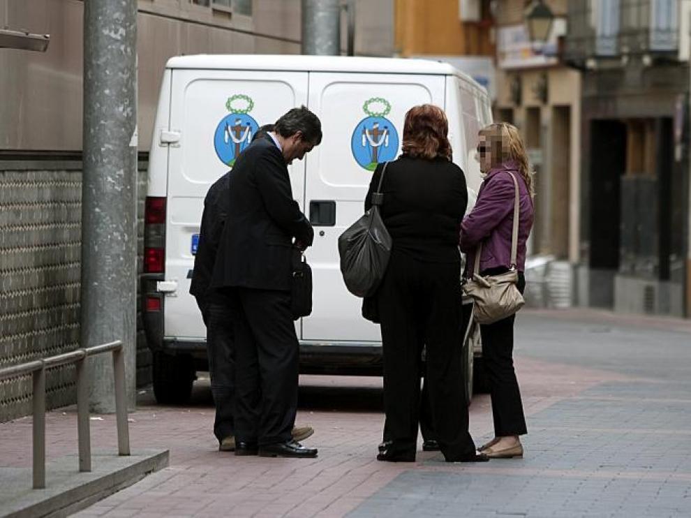 Los familiares de la joven aguardaban ayer a las puertas del juzgado de guardia, junto a su abogado, Javier Osés.