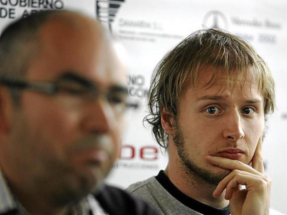 Juha Sten, en segundo término, en la rueda de prensa que ofreció ayer a los medios para despedirse del Club Baloncesto Huesca.
