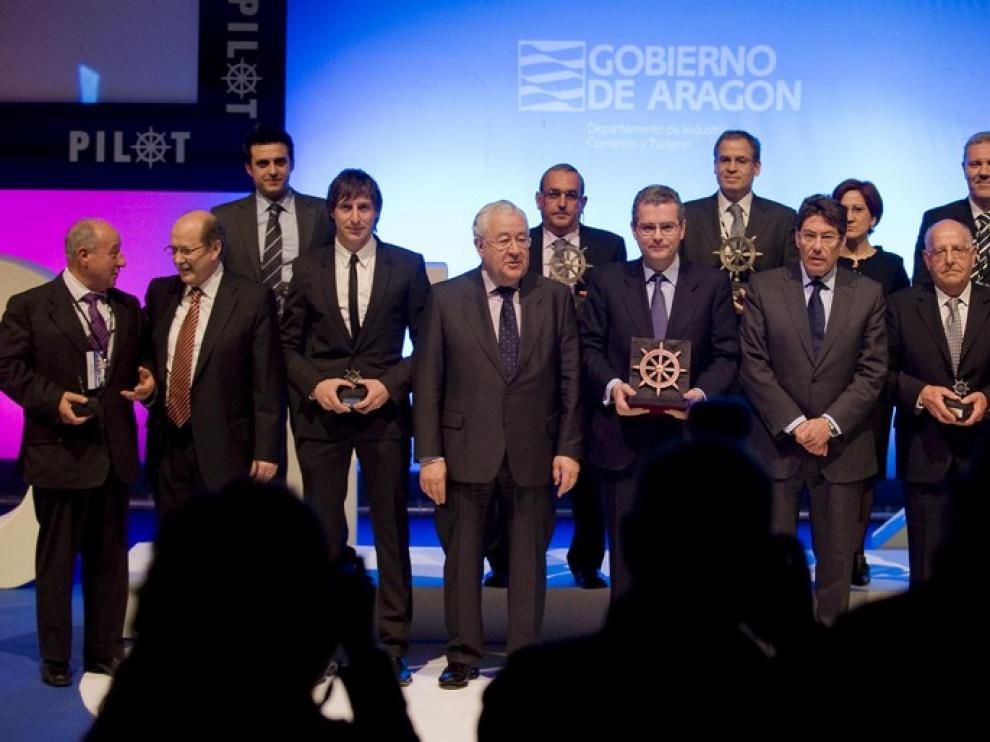 Foto de familia de los premiados junto al vicepresidente aragonés y el consejero de Industria