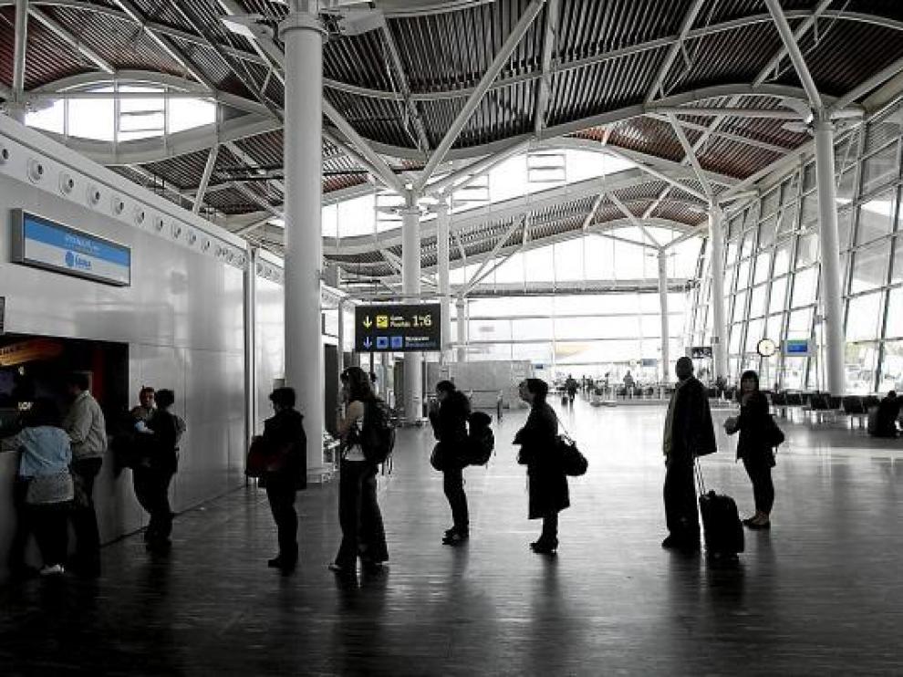 Una decena de personas hacen cola frente a la oficina de Ryanair, ayer en Zaragoza.