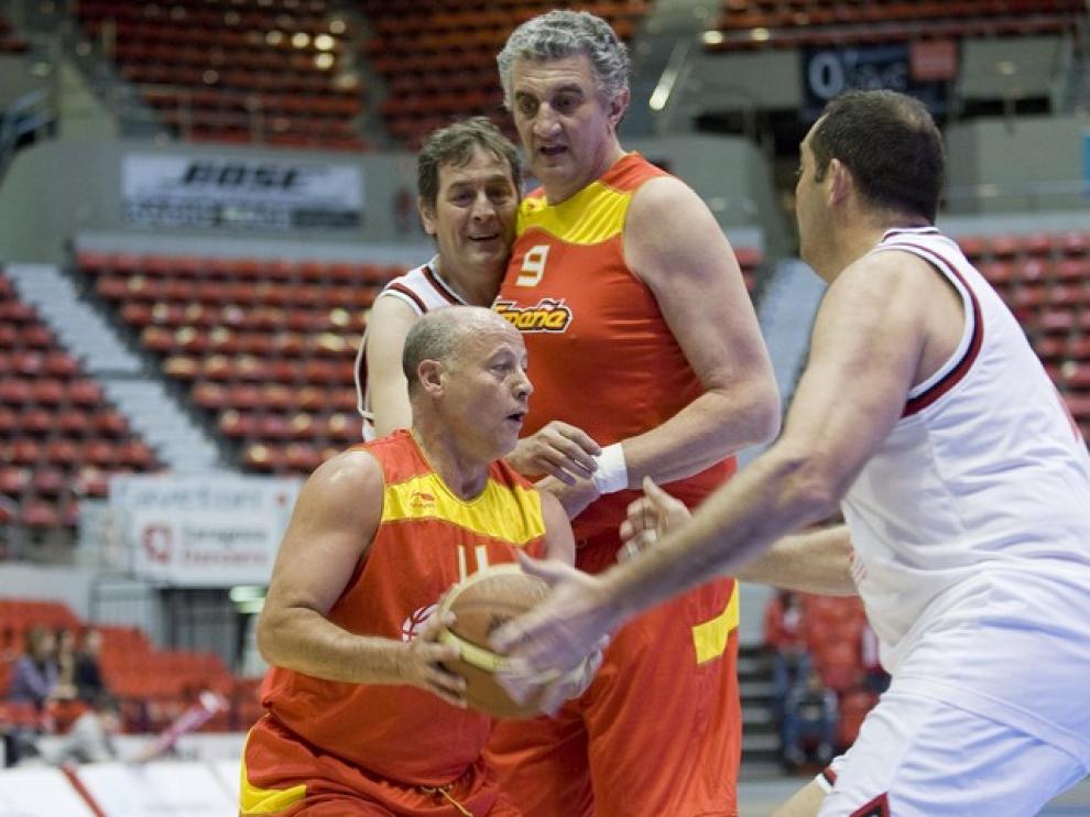 Partido benéfico entre la Asociación Aragonesa de jugadores de baloncesto y la selección española de veteranos