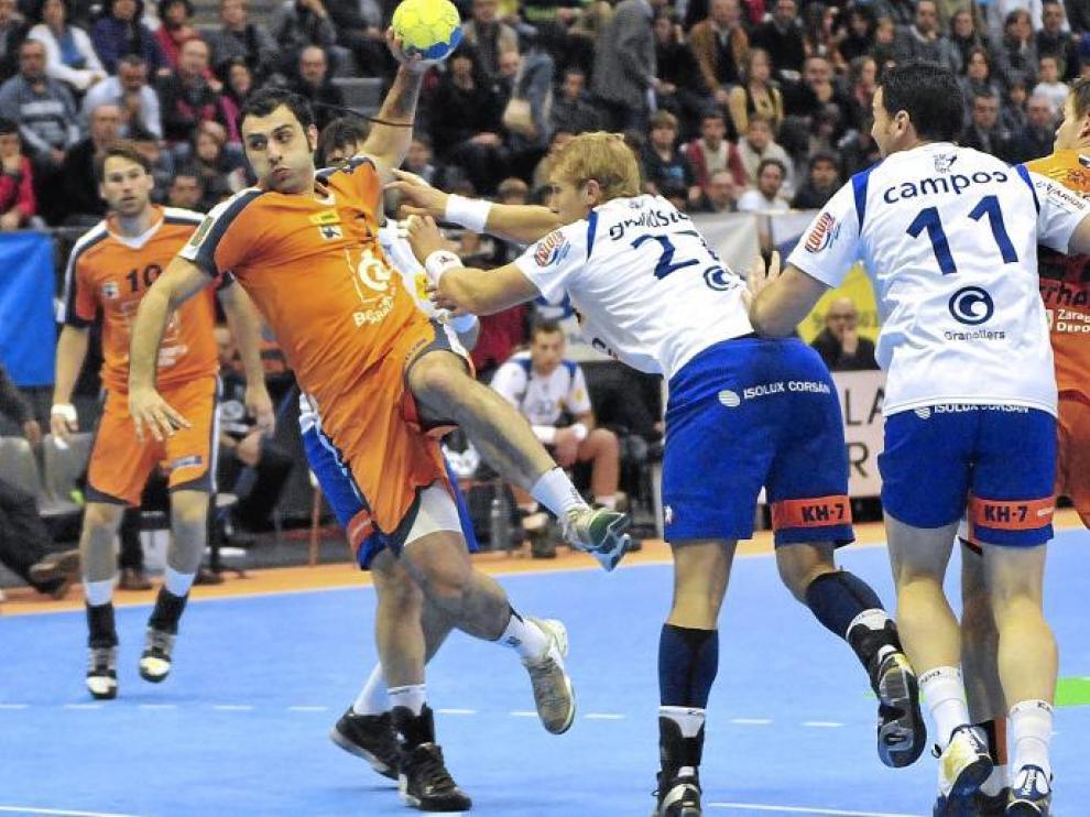 El jugador del CAI Aragón Ivan Stankovic se dispone a lanzar a portería, en el partido de ayer frente al Granollers.