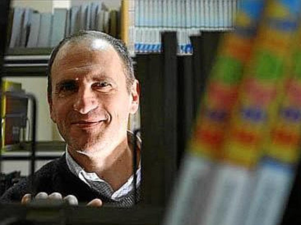 Javier Sáez, que vive en Alicante, acaba de publicar un nuevo libro, 'El pequeño rey. Director de orquesta'.