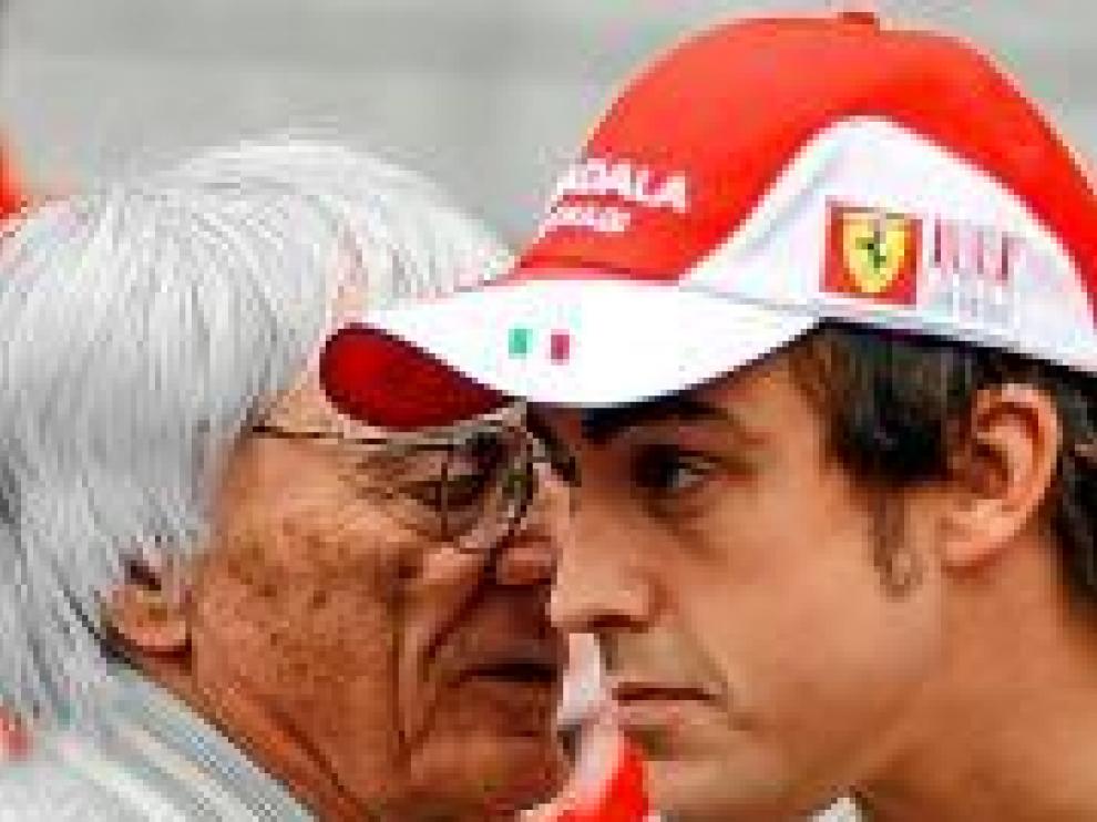 Bernie Ecclestone se dirige a Fernando Alonso.