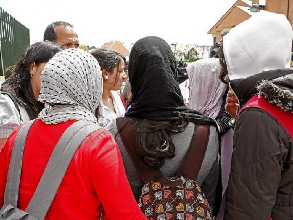 Algunas de las cuatro menores que decidieron llevar ayer 'hiyab' en solidaridad con Najwa.