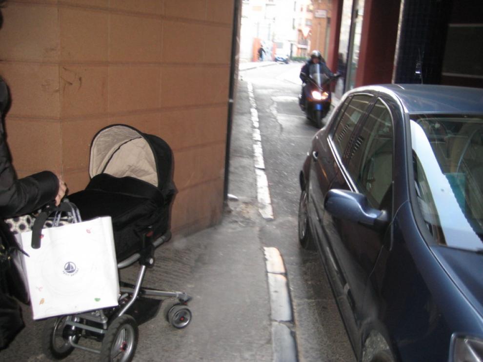 Tránsito de peatones y coches en la calle Miguel de Ara
