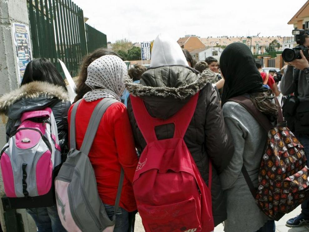 Algunas de las menores con velo llegan a un centro educativo.
