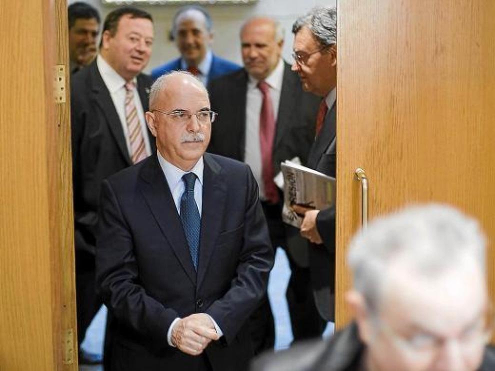 El consejero Larraz, ayer, entrando al salón de plenos de las Cortes.