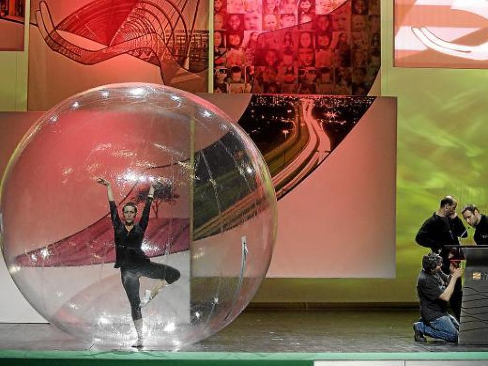 Técnicos y artistas ensayaban ayer la gala en la que se entregarán los premios Aragón 2010.