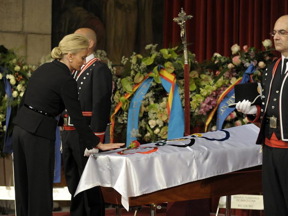 La hija del fallecido, María Teresa Samaranch, en la capilla ardiente
