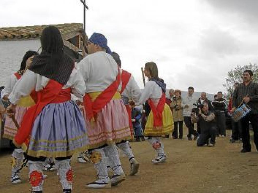 Los danzantes bailaron ante la ermita de Samangos.
