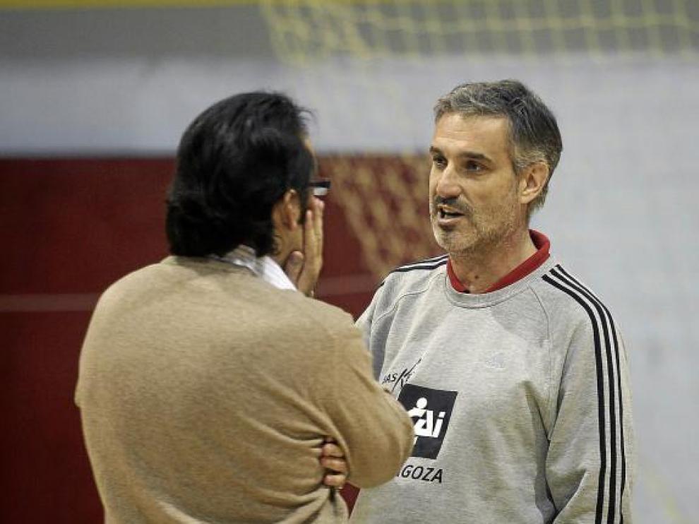 José Luis Abós dialoga con Willy Villar durante una sesión de entrenamiento.