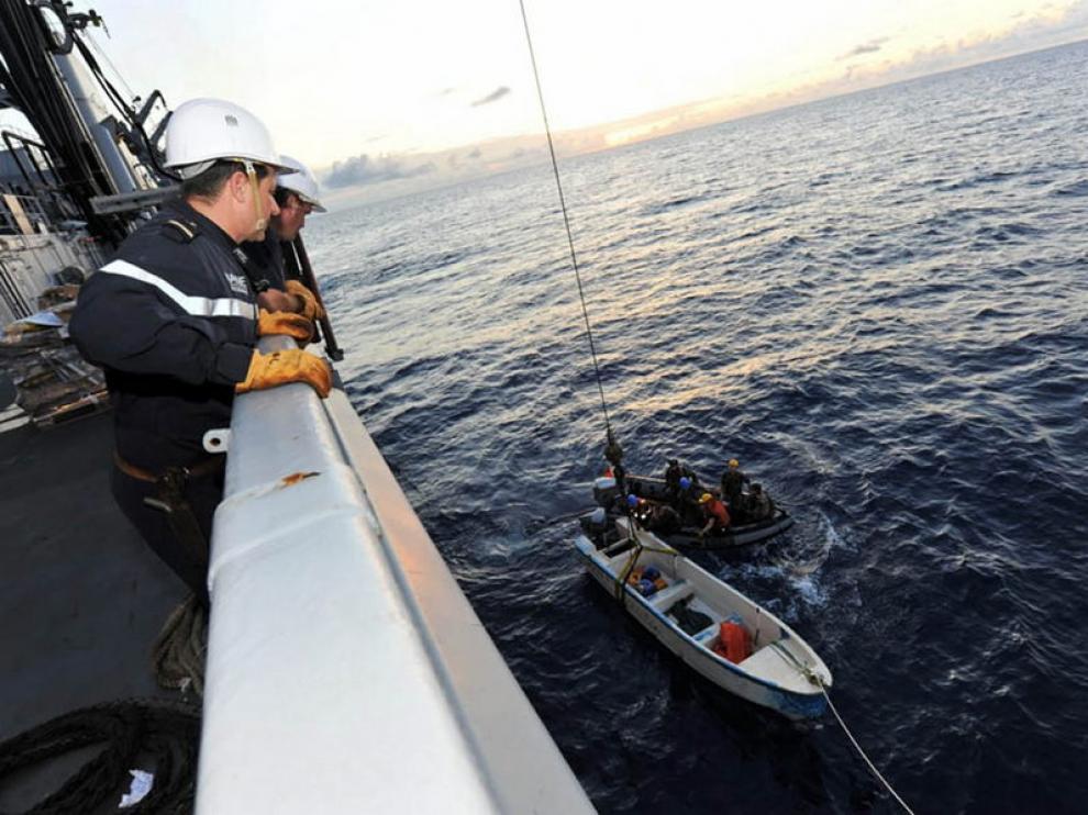 Una embarcación de piratas somalíes interceptada por un buque francés