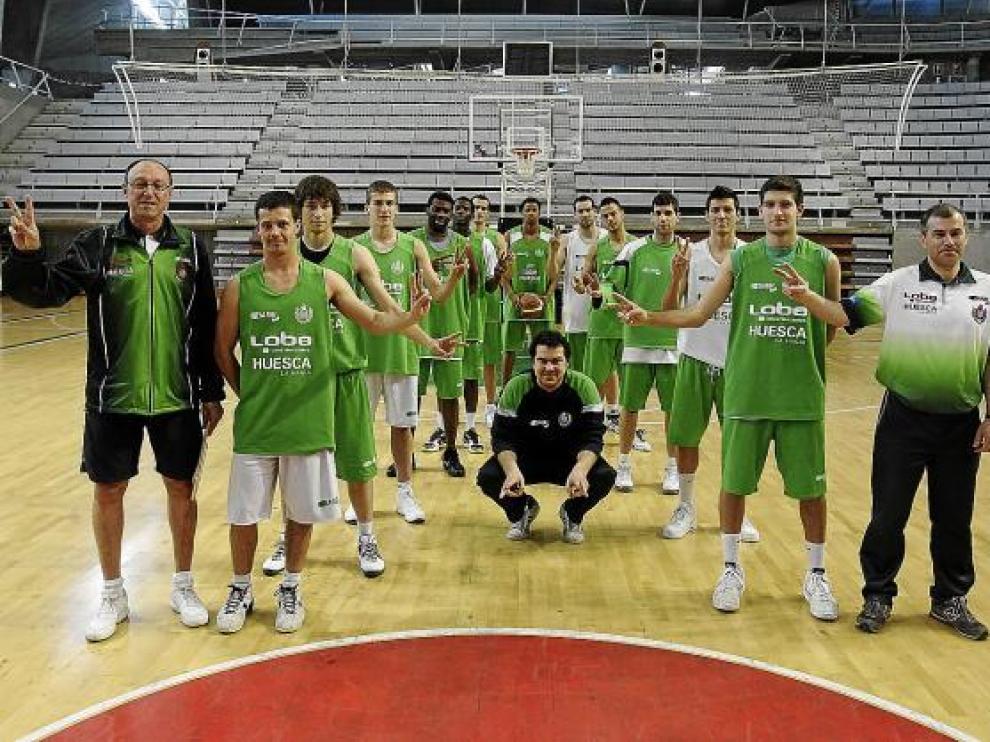 La plantilla y cuerpo técnico del Lobe Huesca posan antes del entrenamiento vespertino de ayer.