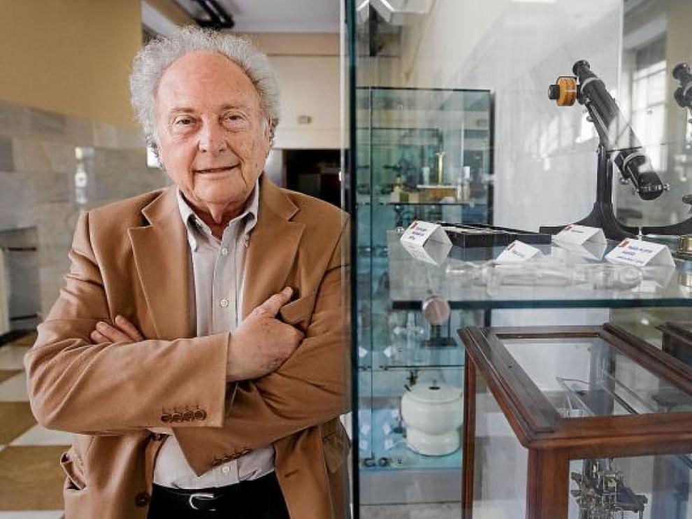 Punset y la ciencia, como Isabel y Fernando, que tanto monta. Ayer, en la Facultad de Ciencias de la Universidad de Zaragoza.