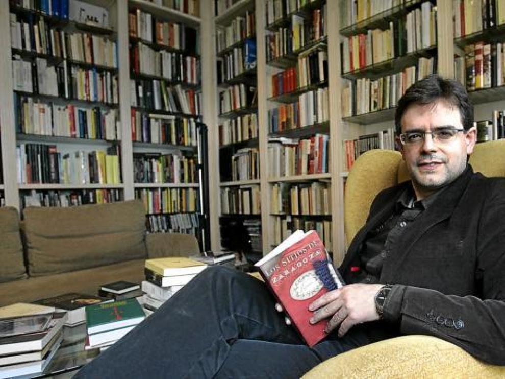 Pedro Rújula en su casa con un libro de la Guerra de Independencia entre las manos.