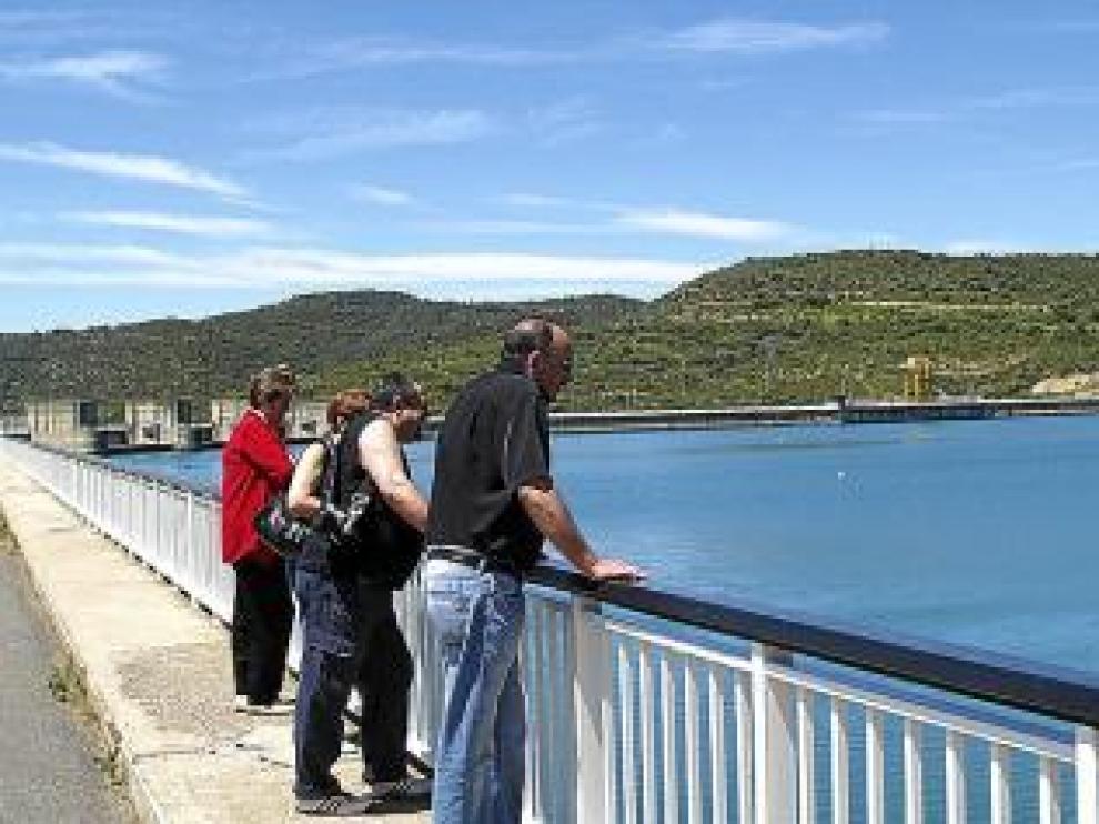 Visitantes en la presa de El Grado.