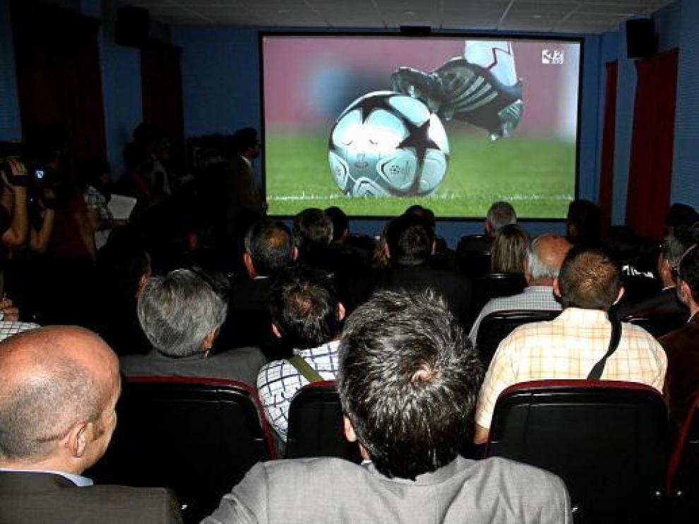 Los vecinos de Tornos, ayer, comprobando las bondades de la televisión en alta definición.