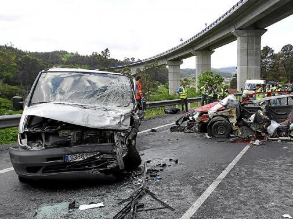 Estado en el que quedaron los dos vehículos implicados en el accidente ocurrido ayer en Caldas de Rei, Pontevedra.