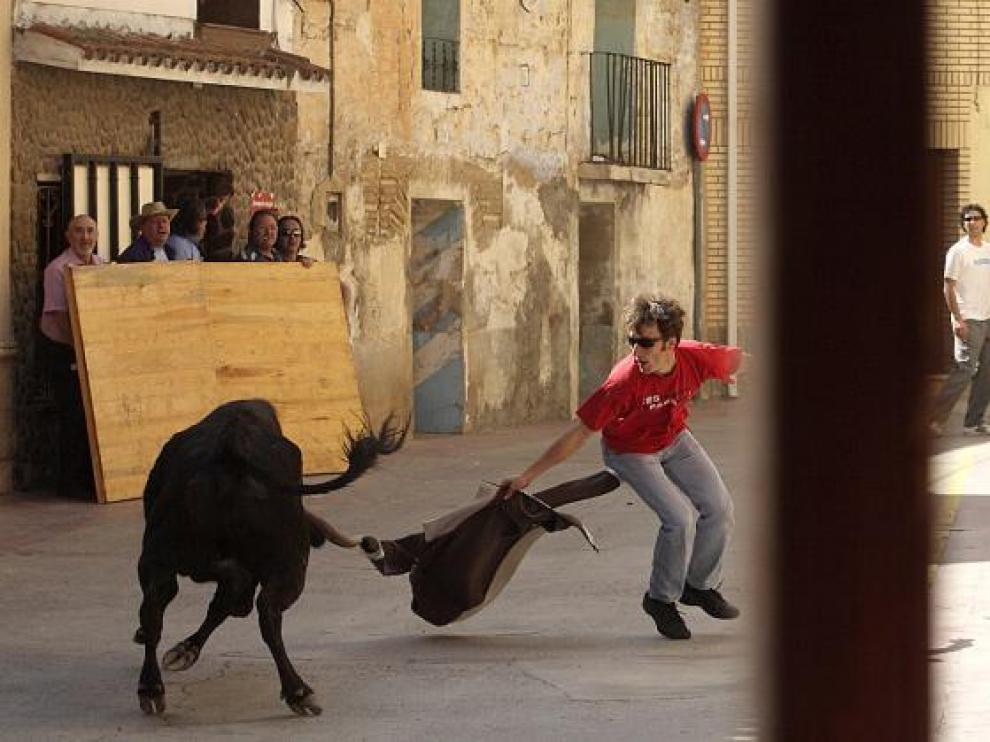 Un joven recorta una vaquilla en una calle de Pinseque.