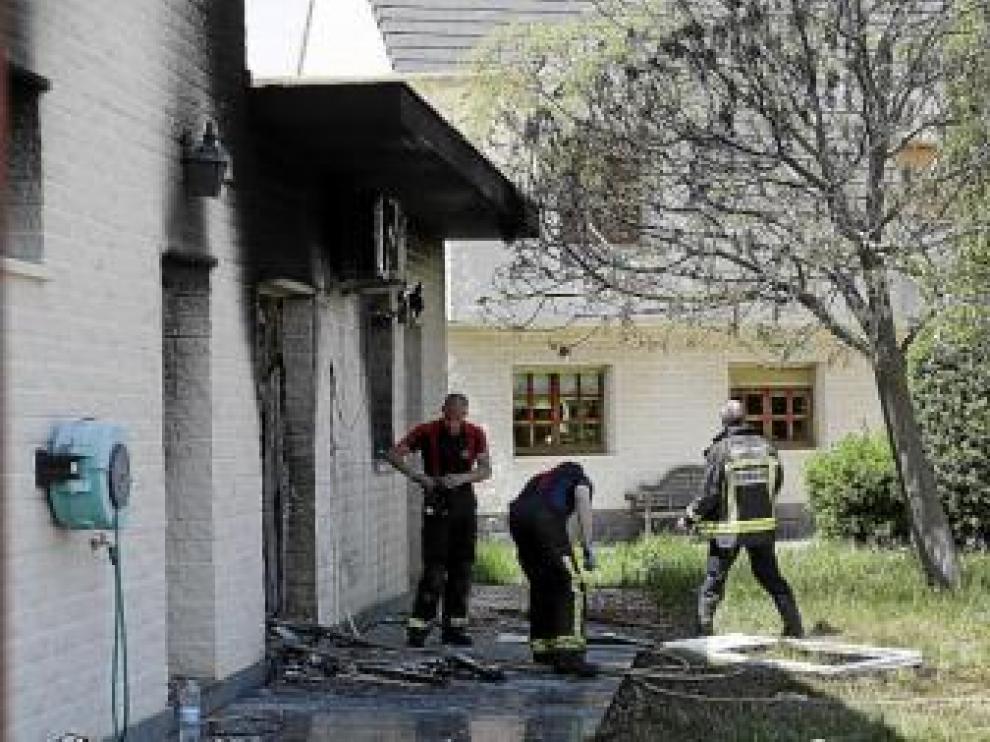 Tres bomberos, durante los trabajos de extinción.