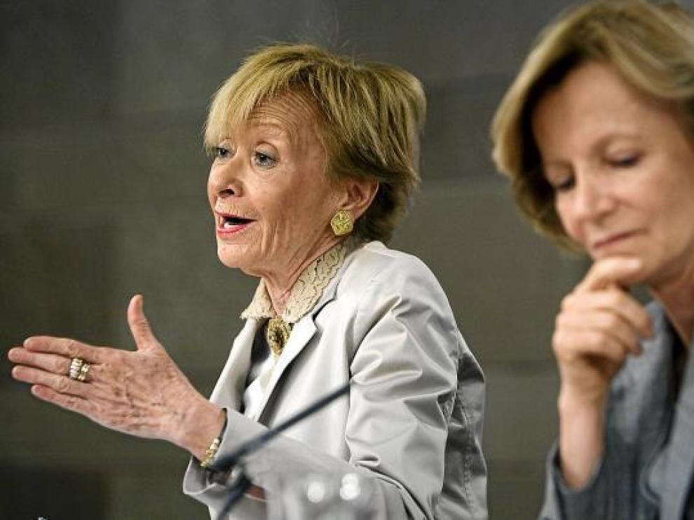 Las vicepresidentas Fernández de la Vega y Salgado, ayer, tras el Consejo de Ministros.