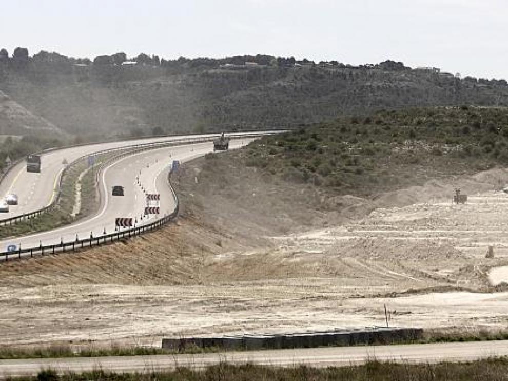Las máquinas trabajan en un gran desmonte bajo el Alto de La Muela para corregir el peligroso trazado.