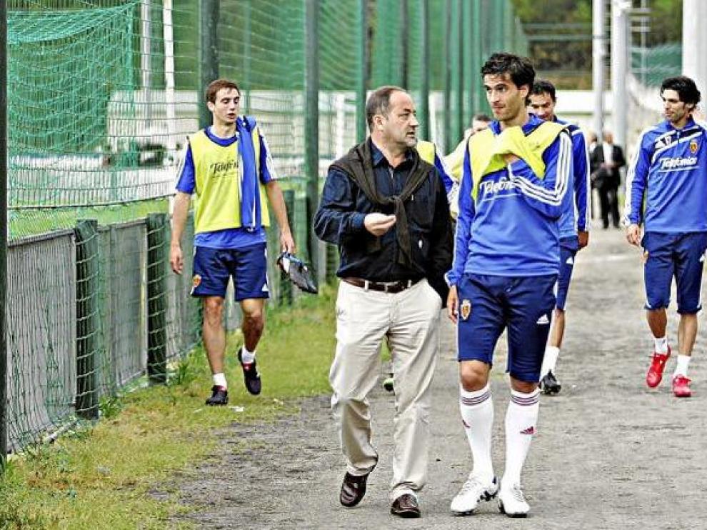 Agapito Iglesias conversa con Jorge López a la conclusión del entrenamiento de ayer del Real Zaragoza en Abegondo.
