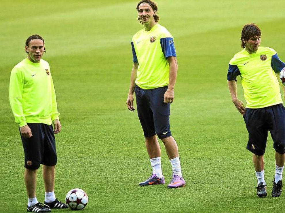 Gaby Milito, Ibrahimovic y Messi, durante un entrenamiento del Barcelona.