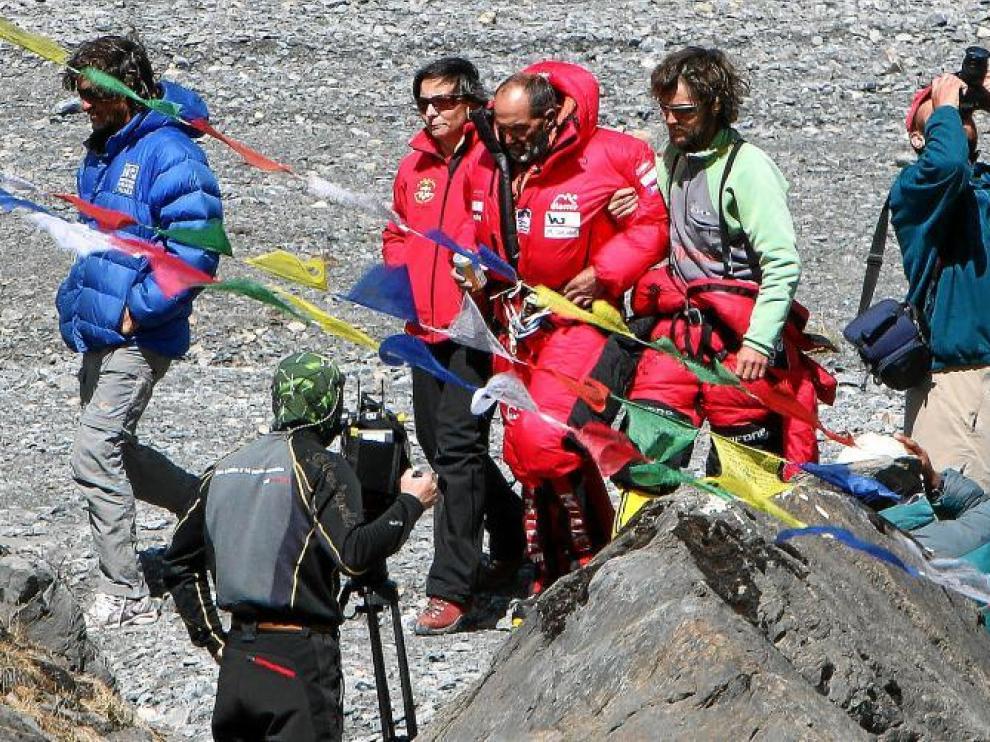 La doctora María Antonia Nerín acompaña a Juanito Oiarzabal, nada más producirse el rescate en el Annapurna.