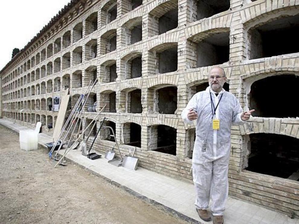 El doctor Juan Antonio Cobo, el pasado 15 de abril, ante la manzana 24 del cementerio.