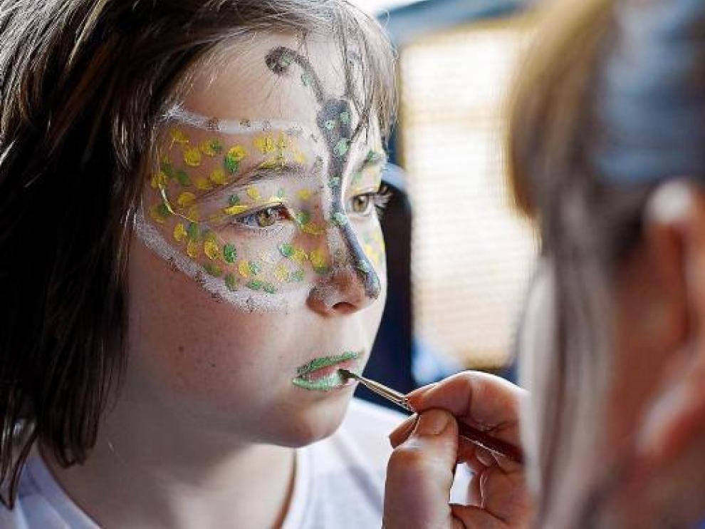 La joven Lucía Camacho, de ocho años, se deja pintar en el taller de maquillaje.