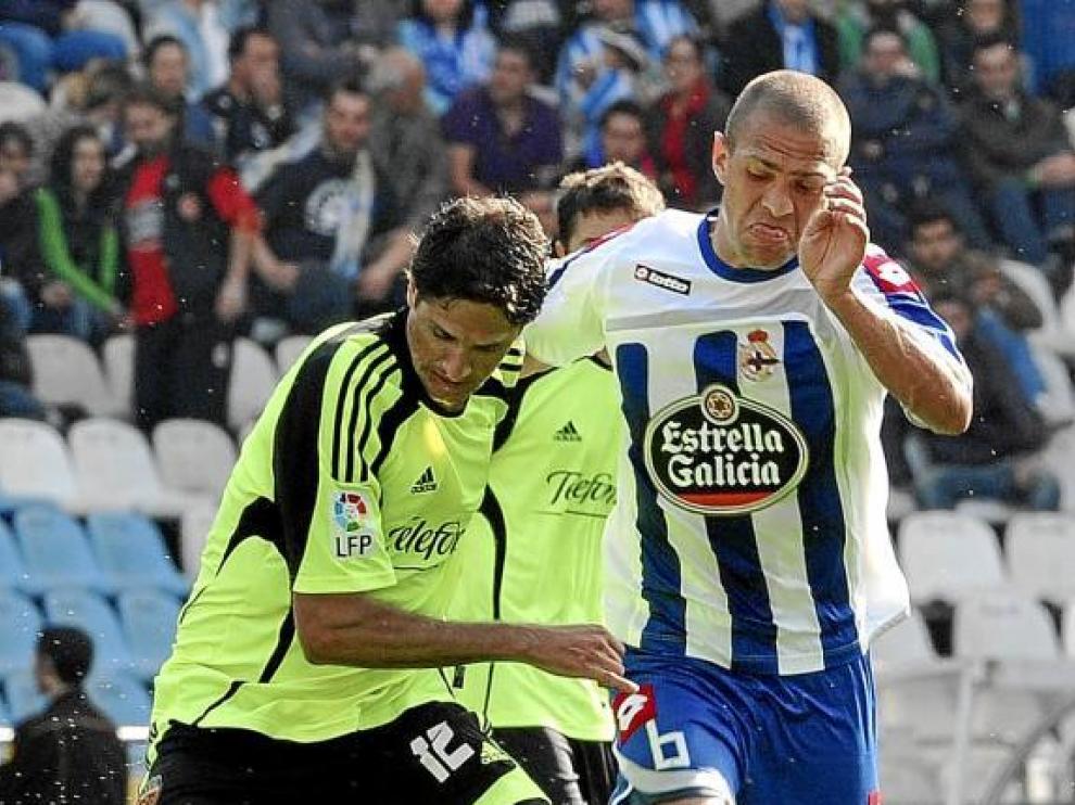 Edmilson protege el balón ante la presencia de Juca, durante el partido de ayer jugado en Riazor.