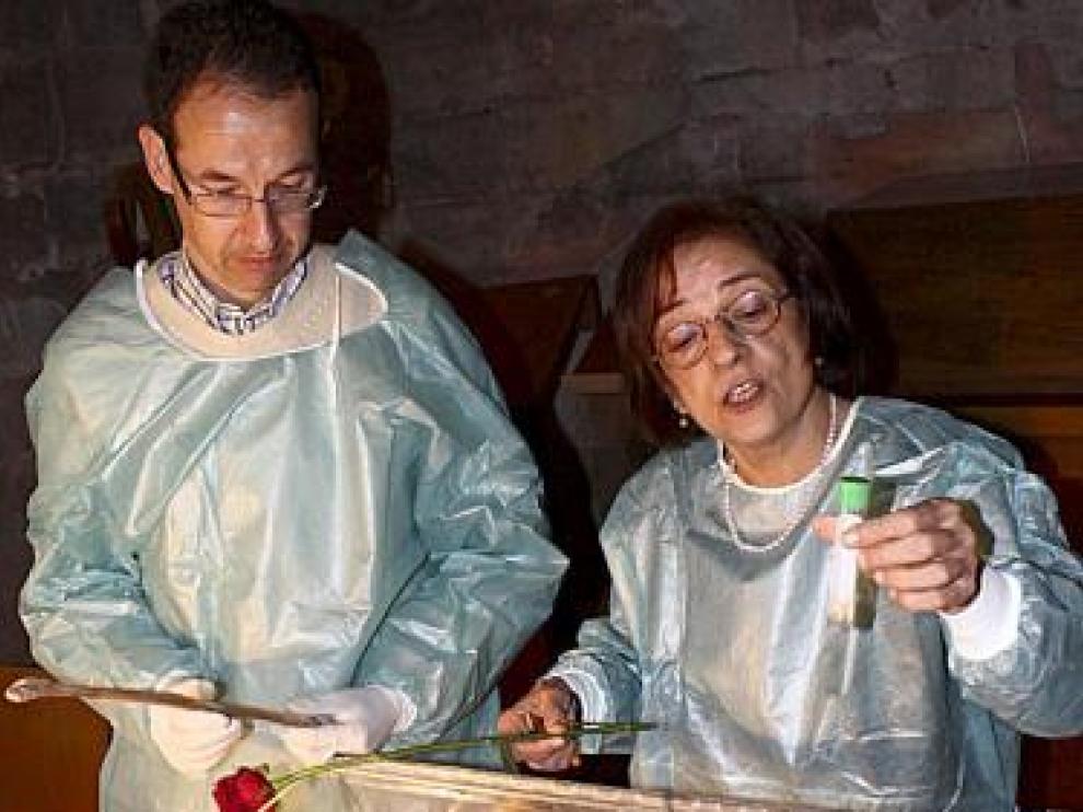 Marcos Miquel y Mariona Ibars, junto a los restos.