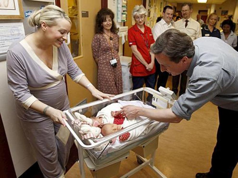 El líder conservador David Cameron visitó ayer un hospital en Stevenage, Inglaterra.
