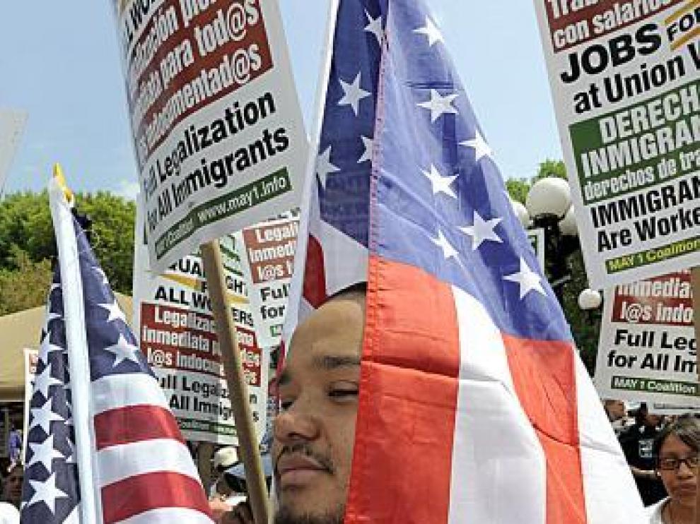 Luis Salgado protesta contra la Ley Arizona ayer, en Nueva York.