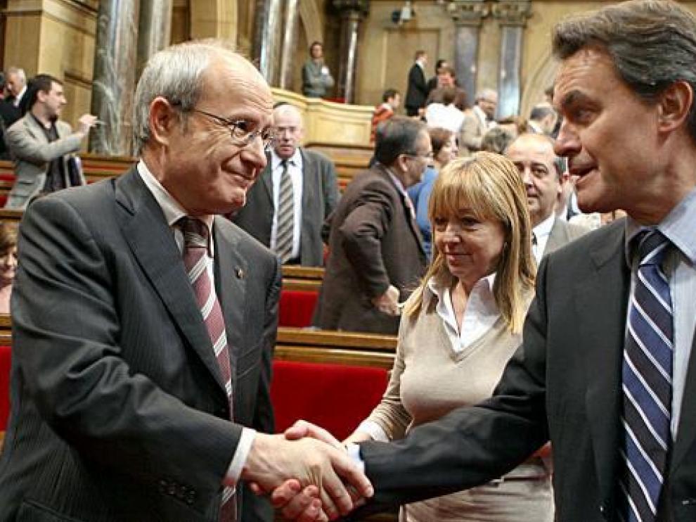 Montilla y Mas se saludan, el jueves, en la sede del Parlamento catalán.