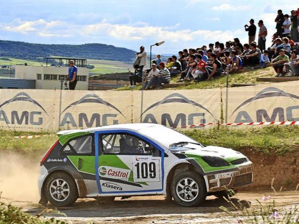 Uno de los participantes en el Europeo de autocross durante su participación en la jornada de ayer en el circuito de Motorland.