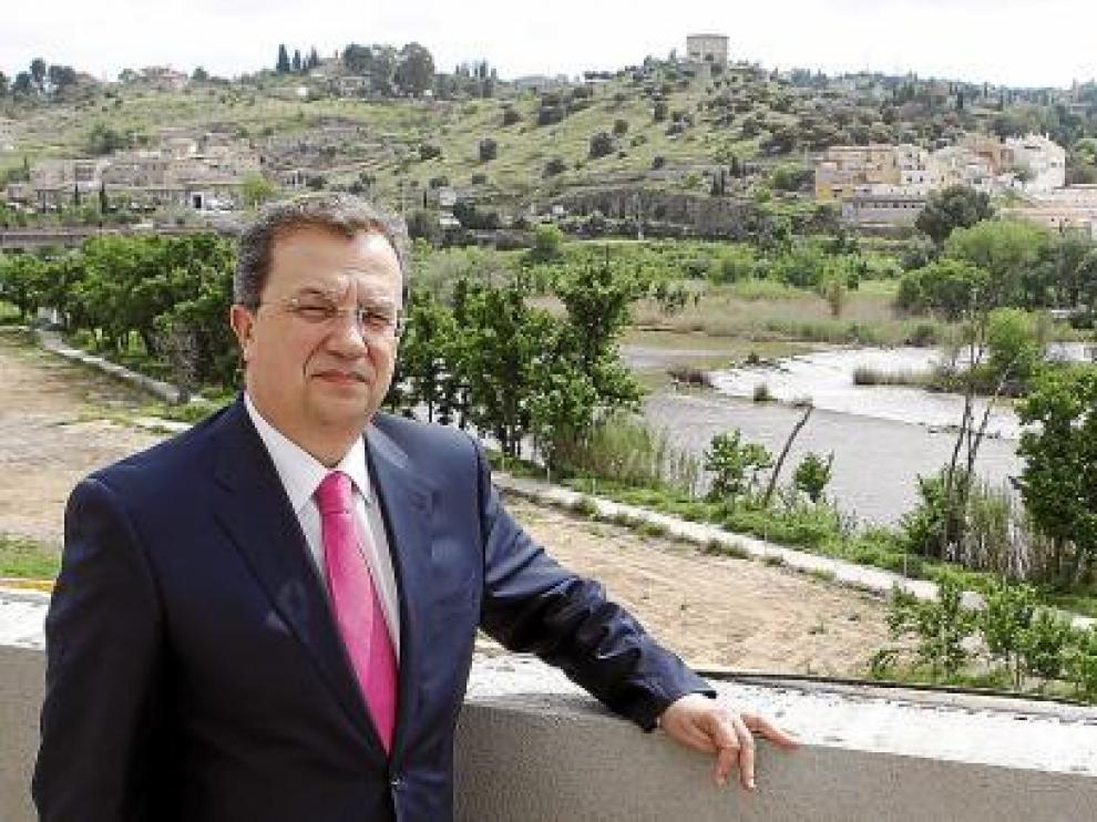 El consejero de Ordenación del Territorio de Castilla-La Mancha, ante el Tajo a su paso por Toledo.