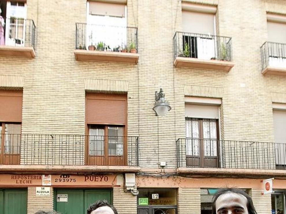 Jara Marco, Eduardo Nogués, Sara Serrano y Jesús Polo frente a un edificio que ha pasado la ITE.