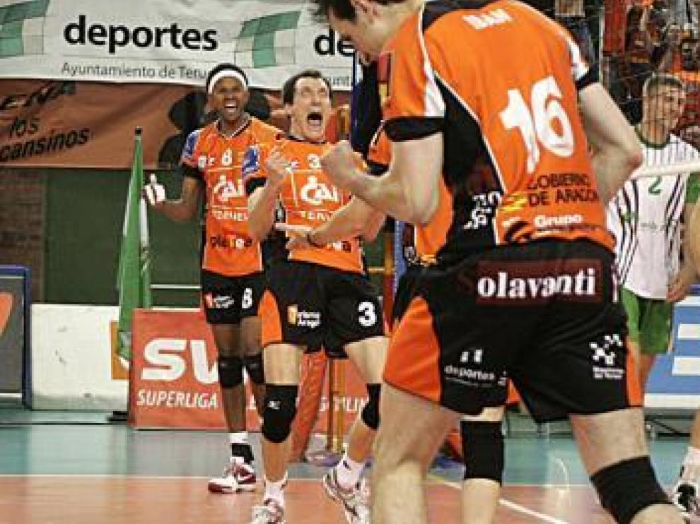 El equipo celebra un punto en el partido de ayer en Los Planos.