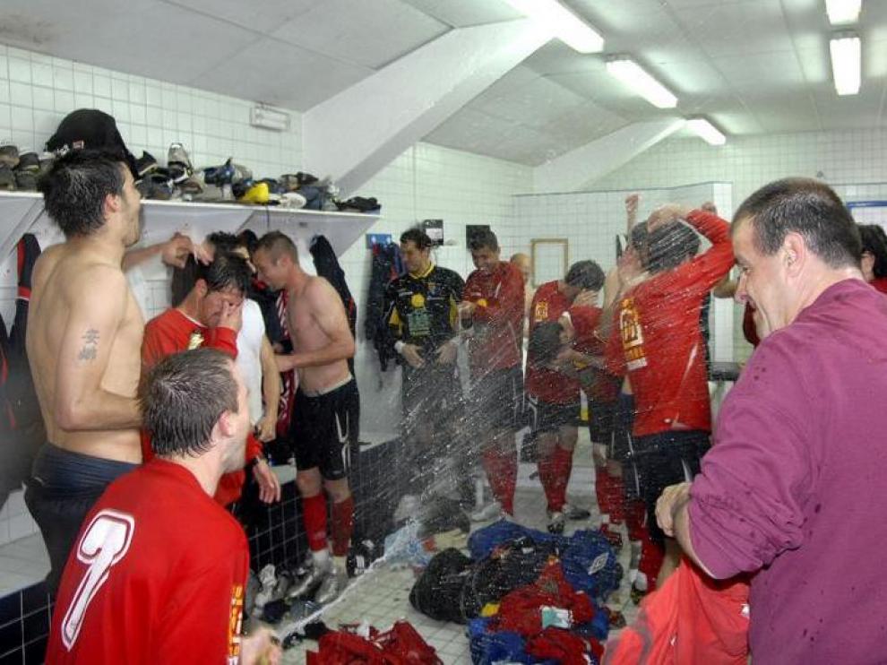 Los jugadores del Teruel celebran la conquista del título, en los vestuarios del campo de Pinilla.
