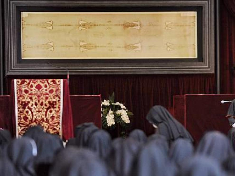 El Papa reza ante la Sábana Santa, ayer en la catedral de Turín.