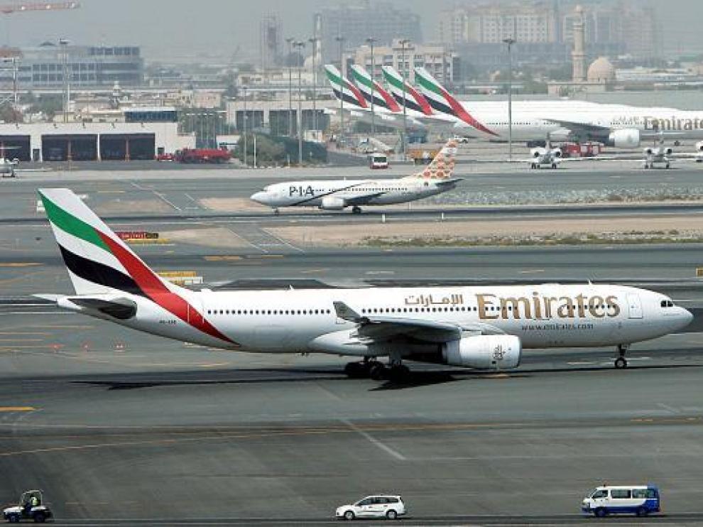 Aviones de pasajeros de Emirates en las pistas del aeropuerto internacional de Dubai.