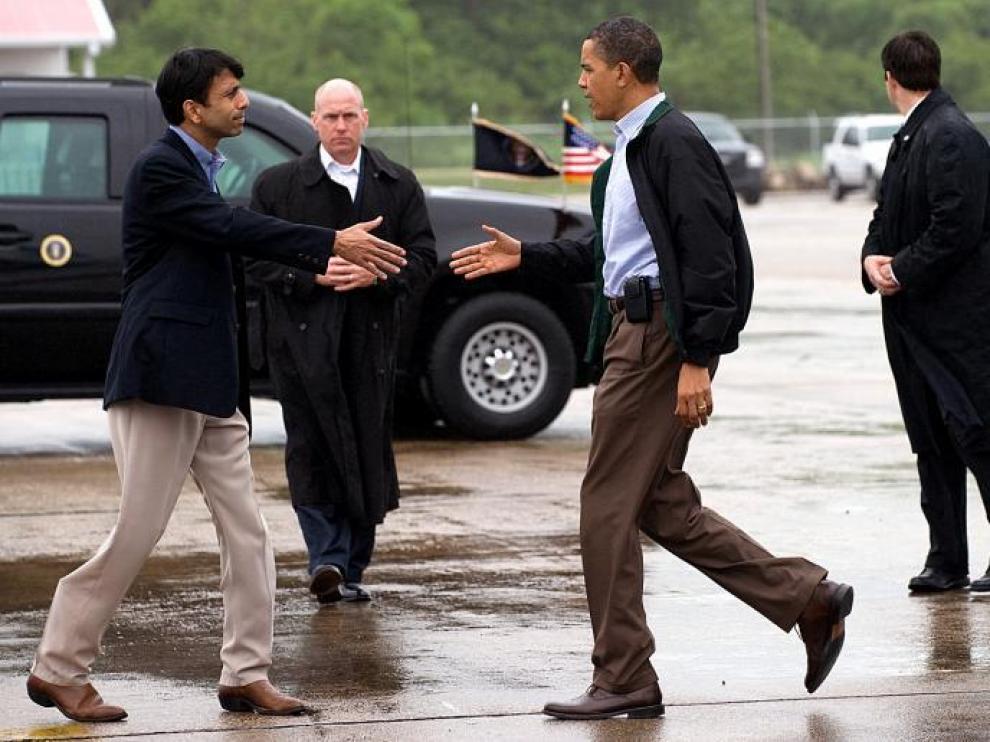 Barack Obama saluda al gobernador de Luisiana, Bobby Jindal, ayer a su llegada al aeropuerto de Nueva Orleans.