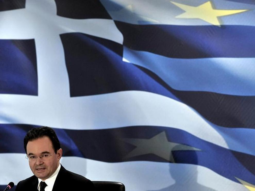 El ministro griego de Finanzas, Yorgos Papaconstantinou, informa del plan de austeridad aprobado ayer en Atenas.
