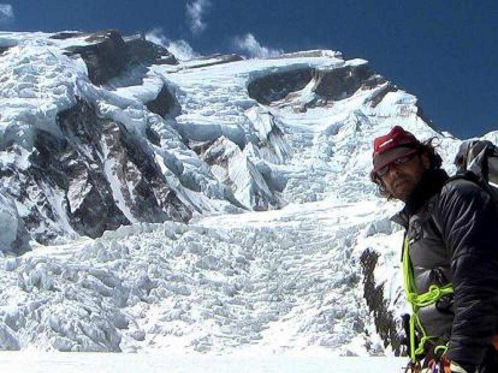 Carlos Pauner avanza ante la mirada amenazante del Annapurna.