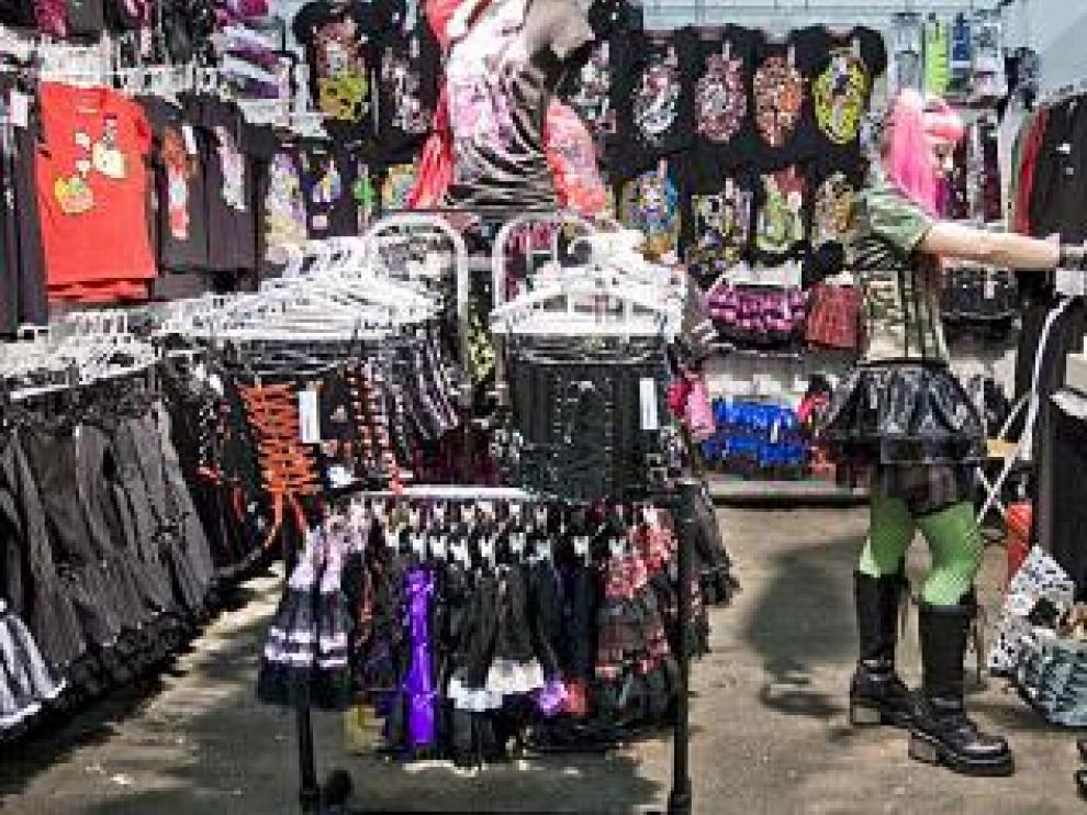 Dos aficionadas al manga, en uno de los puestos de ropa.